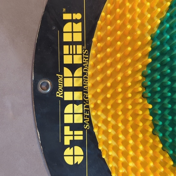 1988 Striker safety guard darts round board InnoLand yellow green white red hang - Picture 2 of 9